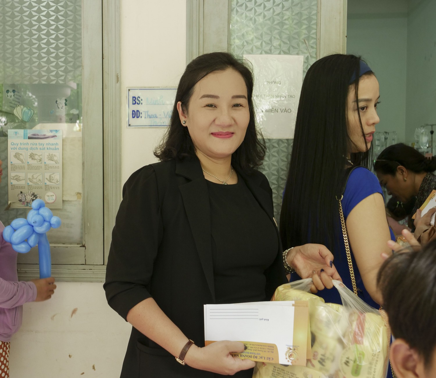 Doanh nhân Quách Thị Loan cũng có mặt rất sớm để tham gia trao quà cùng CLB