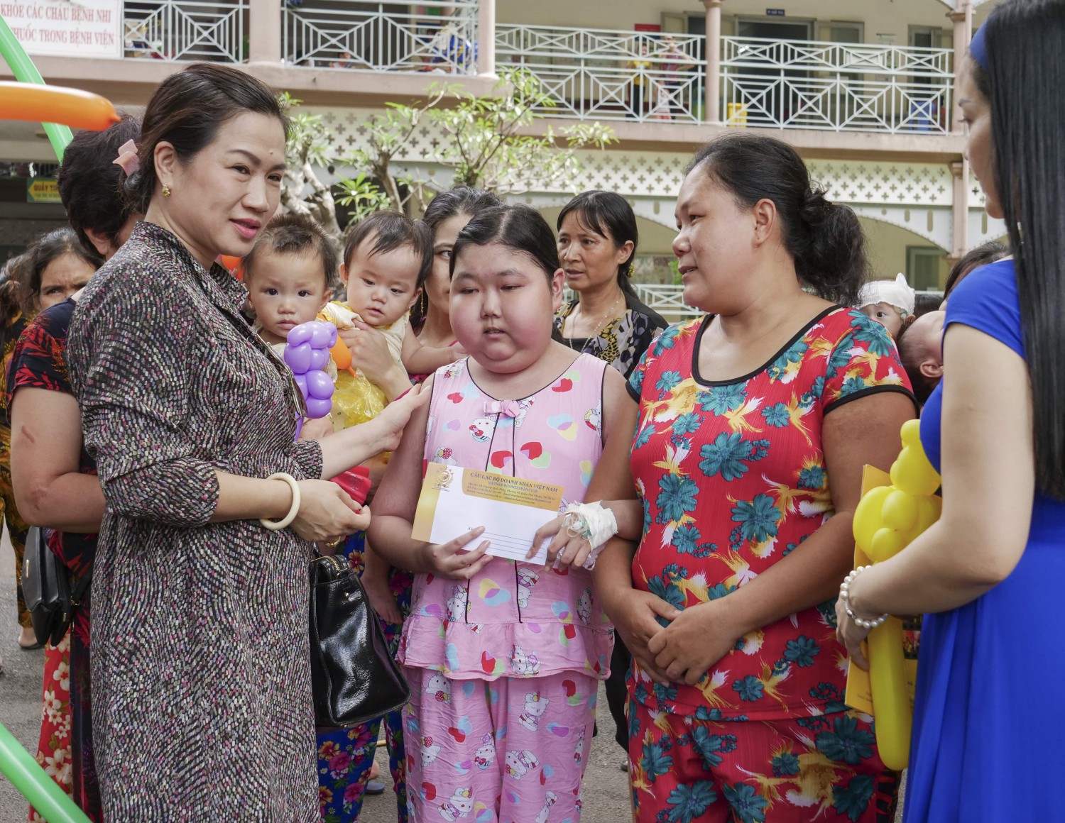 Chủ tịch CLB.DNVN – Nguyễn Thị Thanh trao quà cho bệnh nhi có hoàn cảnh đặc biệt khó khăn